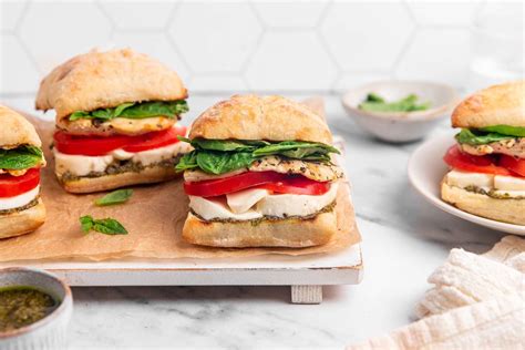 How much fat is in grilled chicken caprese sandwich - calories, carbs, nutrition