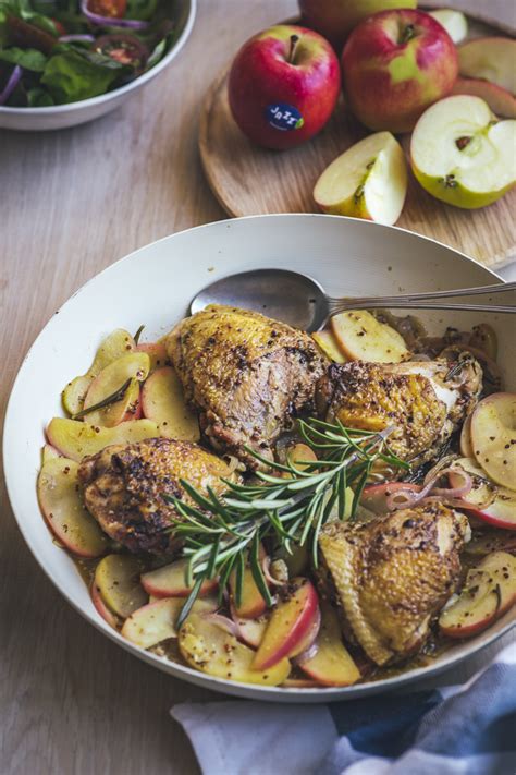 How much fat is in grilled chicken jazz salad with apples - calories, carbs, nutrition