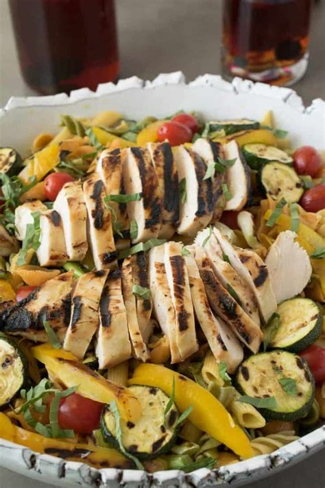 How much fat is in grilled chicken with vegetables and pasta - calories, carbs, nutrition