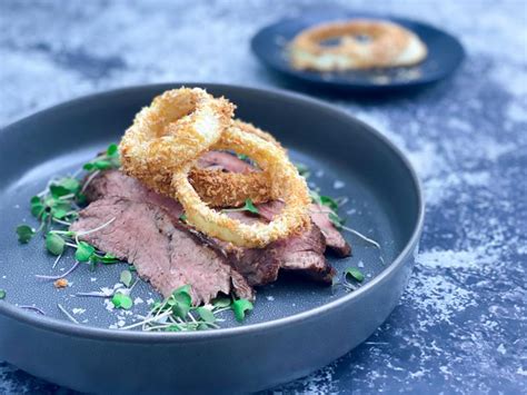 How much fat is in grilled flank steak with onion rings - calories, carbs, nutrition