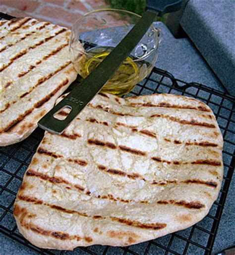 How much fat is in grilled flat bread with garlic - calories, carbs, nutrition