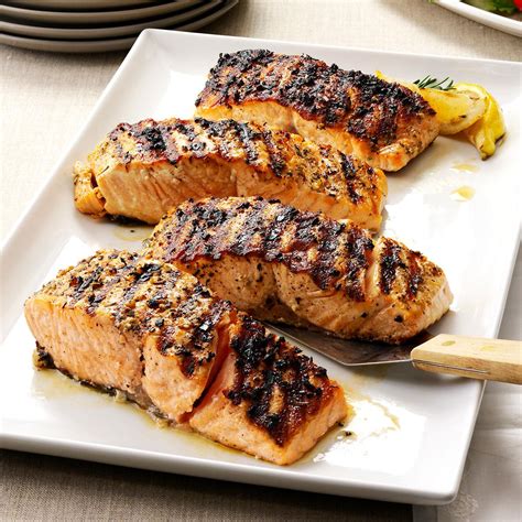 How much fat is in grilled garlic salmon - calories, carbs, nutrition
