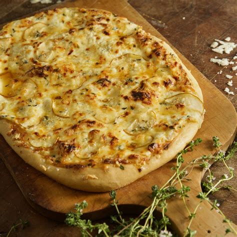 How much fat is in grilled pear, almond and gorgonzola pizza - calories, carbs, nutrition