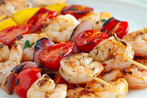 How much fat is in grilled spiced shrimp & vegetable salad - calories, carbs, nutrition