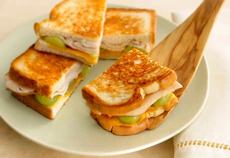 How much fat is in grilled turkey and cheddar sandwich - calories, carbs, nutrition