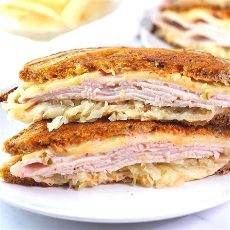 How much fat is in grilled turkey reuben - calories, carbs, nutrition