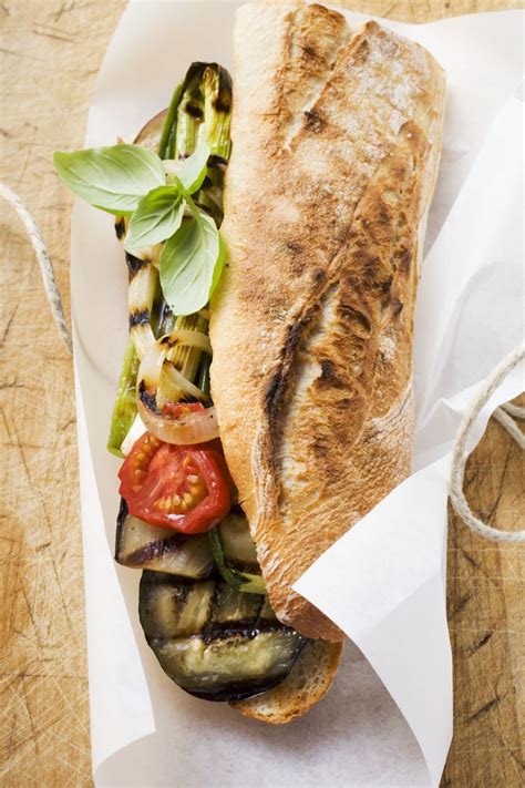 How much fat is in grilled vegetable baguette - calories, carbs, nutrition