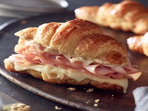 How much fat is in ham and swiss on croissant - calories, carbs, nutrition