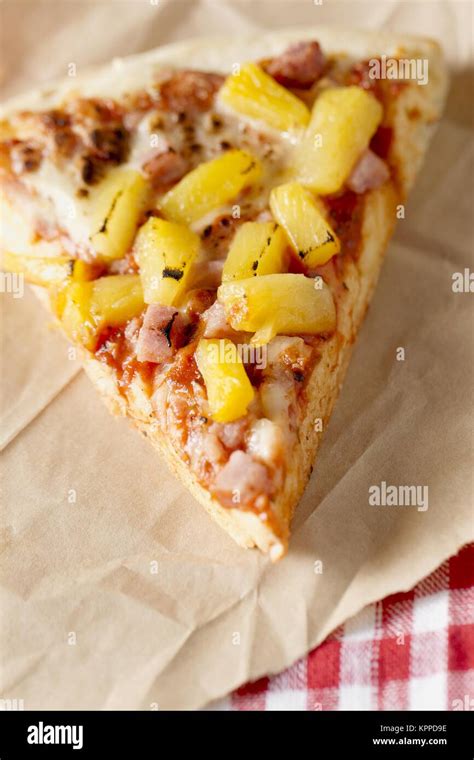 How much fat is in hawaiian pizza slice - calories, carbs, nutrition