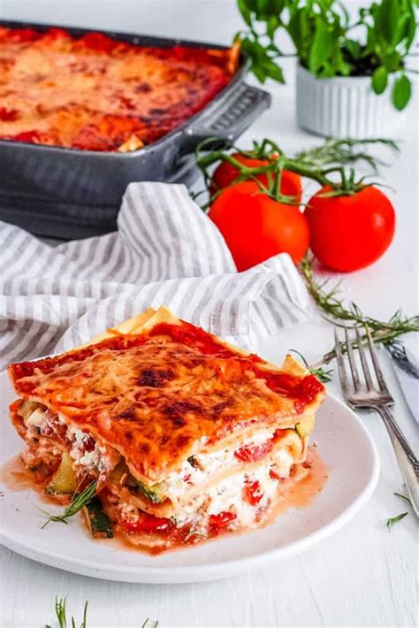 How much fat is in hearty lasagna - calories, carbs, nutrition