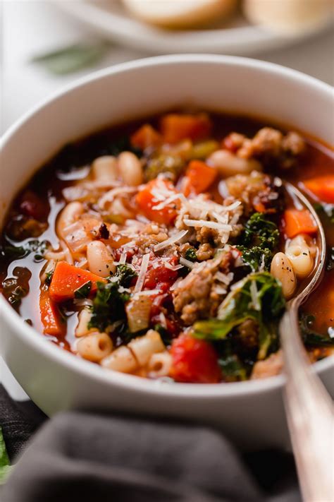 How much fat is in hearty minestrone soup - calories, carbs, nutrition