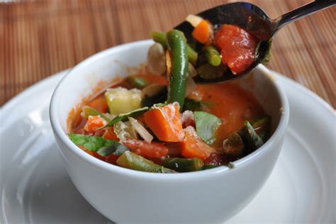 How much fat is in hearty vegetable soup - calories, carbs, nutrition