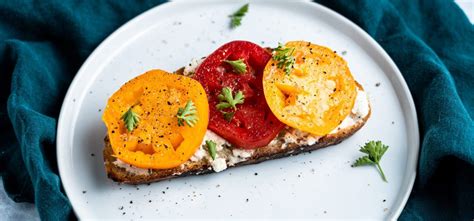 How much fat is in heirloom tomato and borsin toast - calories, carbs, nutrition