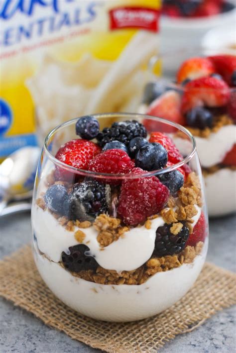 How much fat is in honey greek yogurt parfait w/ mixed berries 9oz - calories, carbs, nutrition