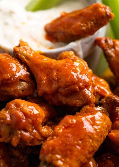 How much fat is in hot buffalo wings - calories, carbs, nutrition