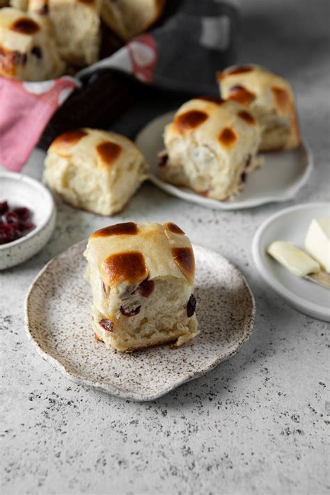 How much fat is in hot cross bun cranberry & orange - calories, carbs, nutrition