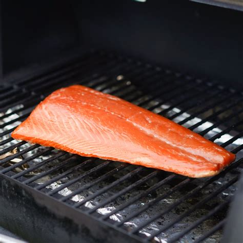 How much fat is in hot smoked salmon - calories, carbs, nutrition