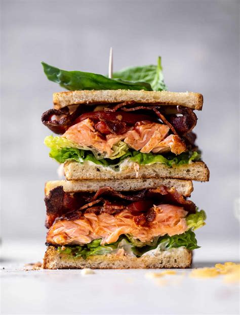 How much fat is in hot smoked salmon club sandwich - calories, carbs, nutrition