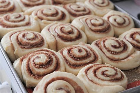 How much fat is in house made cinnamon rolls - calories, carbs, nutrition