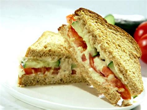 How much fat is in hummus, cucumber, tomato sandwich - calories, carbs, nutrition