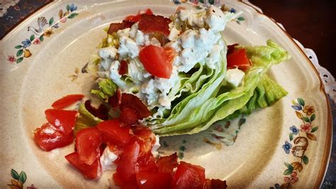 How much fat is in iceberg salad with blue cheese - calories, carbs, nutrition