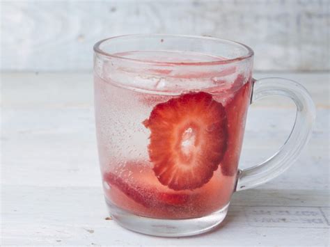 How much fat is in infused water, strawberry - calories, carbs, nutrition