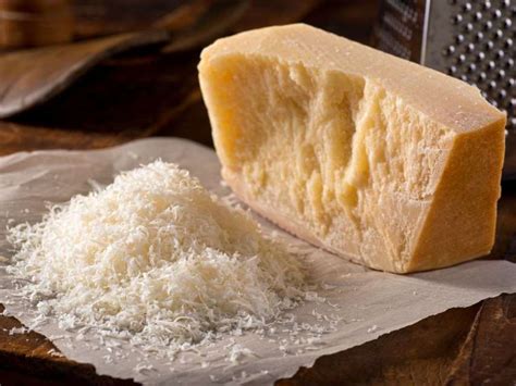 How much fat is in italian parmesan - calories, carbs, nutrition