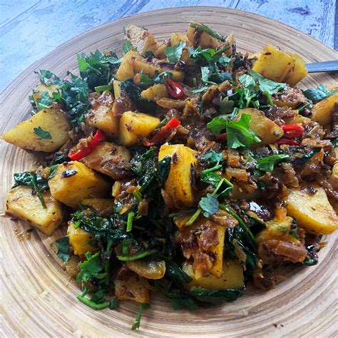 How much fat is in lamb saag aloo curry, broccoli & brown rice - calories, carbs, nutrition