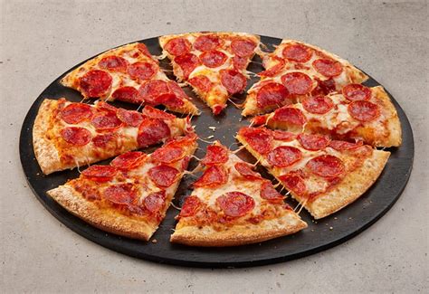 How much fat is in large pepperoni pizza - calories, carbs, nutrition