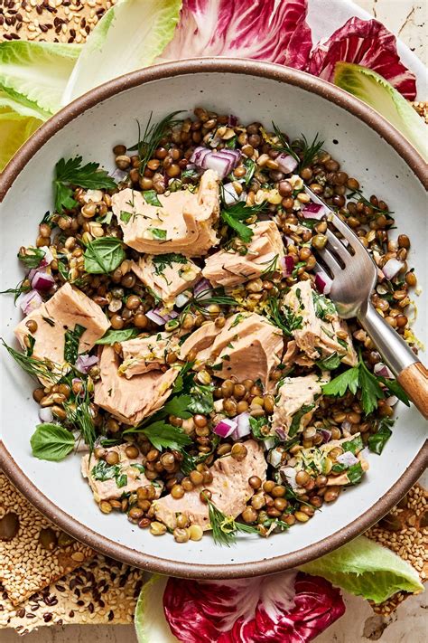 How much fat is in lentil, tuna, and roasted red pepper salad - calories, carbs, nutrition