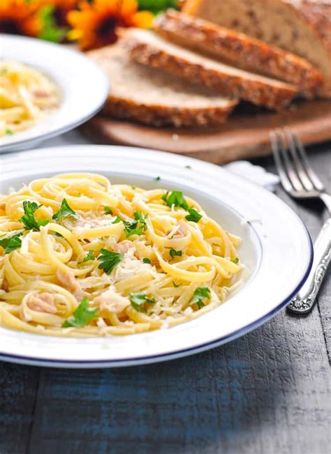 How much fat is in linguine with clam sauce, with breadstick - calories, carbs, nutrition