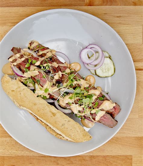 How much fat is in london broil sandwich with onion & salsa - calories, carbs, nutrition