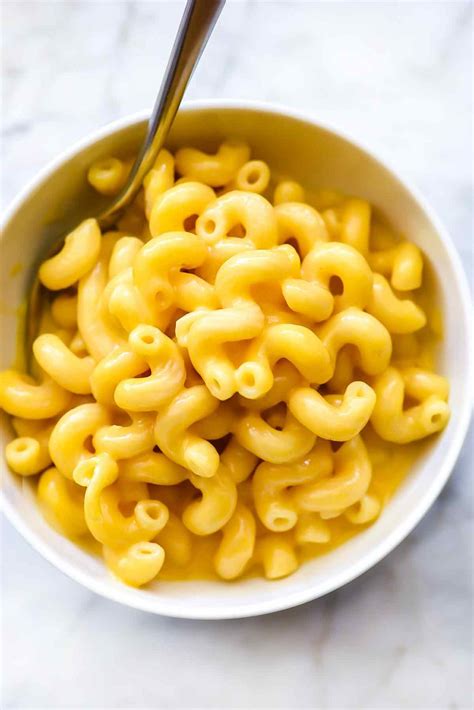 How much fat is in macaroni pasta in a creamy cheddar cheese sauce and served with toasted garlic bread - calories, carbs, nutrition