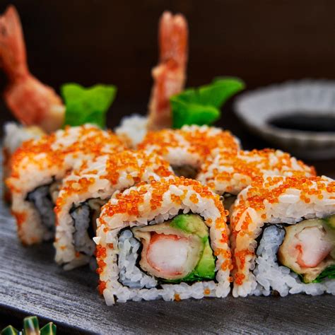 How much fat is in maki sushi roll - calories, carbs, nutrition