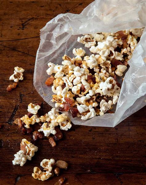 How much fat is in maple popcorn - calories, carbs, nutrition