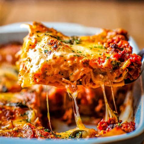 How much fat is in meat lasagna - cut 3x3 - calories, carbs, nutrition