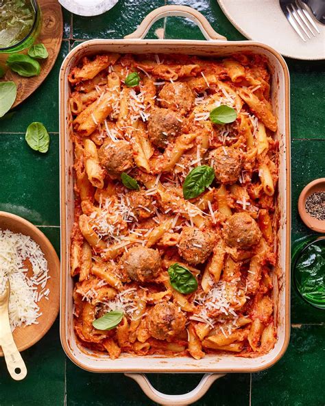 How much fat is in meat lovers penne bake with meatballs - calories, carbs, nutrition
