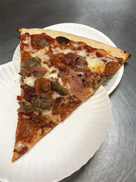 How much fat is in meat lovers pizza slice - calories, carbs, nutrition