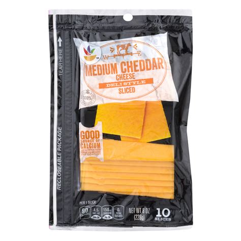 How much fat is in medium cheddar cheese - calories, carbs, nutrition