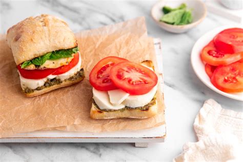 How much fat is in melanzana caprese sandwich plate - calories, carbs, nutrition