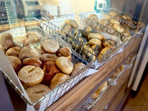 How much fat is in mixed bagel selection - calories, carbs, nutrition