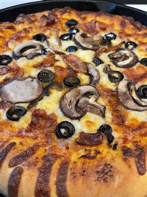 How much fat is in mixed mushroom bacon pizza - calories, carbs, nutrition