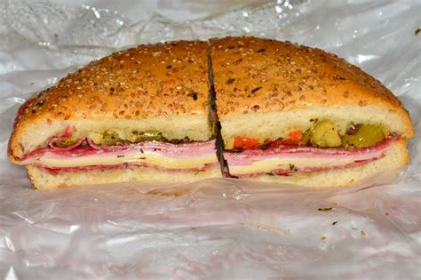 How much fat is in muffaletta - calories, carbs, nutrition