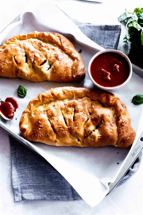 How much fat is in mushroom and sausage calzone - calories, carbs, nutrition