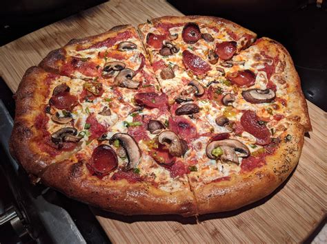 How much fat is in mushroom onion pepperoncini pizza - calories, carbs, nutrition