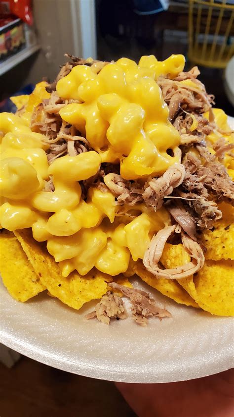 How much fat is in nachos with cheese sauce and pulled pork - calories, carbs, nutrition