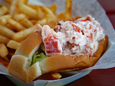 How much fat is in new england lobster roll - calories, carbs, nutrition