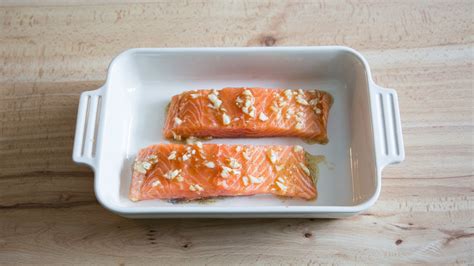 How much fat is in norwegian-style baked salmon - calories, carbs, nutrition