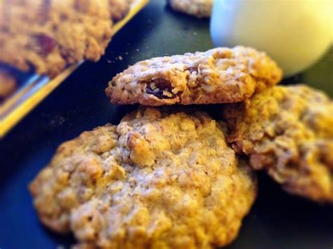 How much fat is in oatmeal raisin pecan cookie - calories, carbs, nutrition