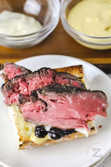 How much fat is in open faced roast beef sandwich - calories, carbs, nutrition